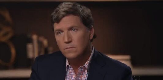 Uno de los presentadores estrella del canal de televisión estadounidense Fox, Tucker Carlson, ha dejado la cadena, según un breve comunicado difundido este lunes.