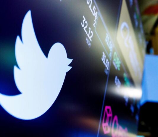 Twitter retira marca de verificación azul a cuentas que no paguen suscripción La red social Twitter retiró este jueves las marcas de verificación azul a las cuentas que no están abonados a Twitter Blue, una suscripción que cuesta 8 dólares al mes (7,29 euros), rompiendo así de manera definitiva la política empresarial anterior a Elon Musk, cuando Twitter daba esta verificación de forma gratuita a personas públicas.