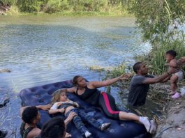 Migrantes en México se lanzan al río Bravo por desesperación de llegar a EE.UU. Un grupo de migrantes, ayudados de un inflable, intentan cruzar el Río Bravo (1)