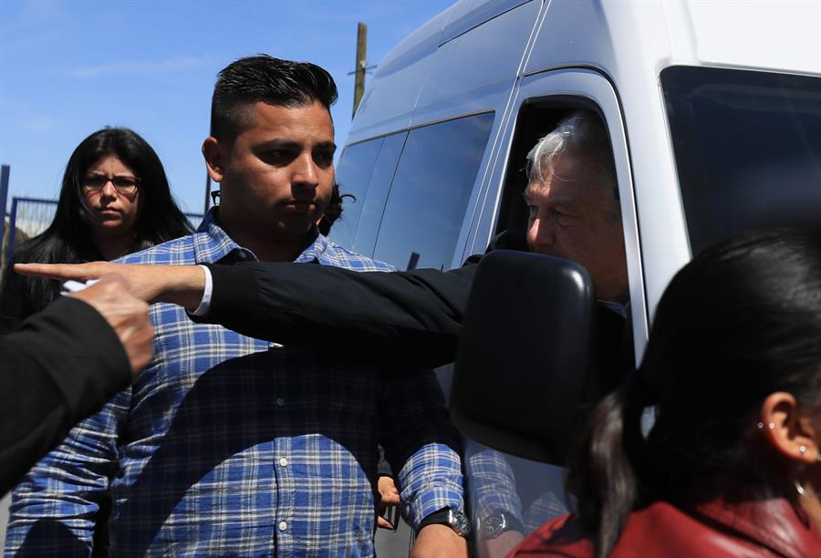 Un grupo de migrantes y activistas protestan durante la llegada del presidente de M&eacute;xico Andr&eacute;s Manuel L&oacute;pez Obrador (1)