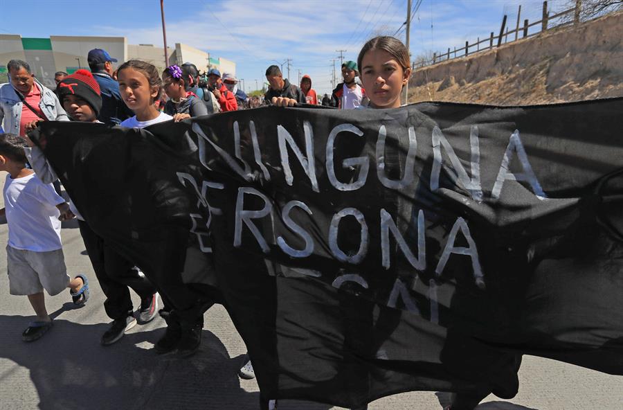 Un grupo de migrantes y activistas protestan durante la llegada del presidente de M&eacute;xico Andr&eacute;s Manuel L&oacute;pez Obrador (3)
