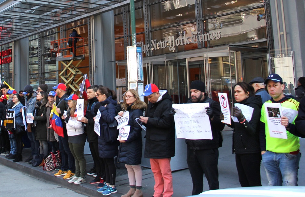 Los venezolanos en Nueva York tambi&eacute;n se mantienen pendientes de la situaci&oacute;n interna de su patria natal. En esta gr&aacute;fica los venezolanos protestan frente al The New York Times, que se encuentra a pasos de la terminal de autobuses por donde han llegado masivamente.