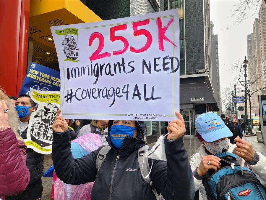 Varias personas se manifiestan frente a la oficina de la gobernadora en Manhattahn, en Nueva York (1)
