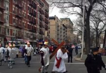 Centenares de católicos, en su mayoría inmigrantes latinos, recorrieron este viernes las calles del condado neoyorquino de El Bronx con una recreación en vivo de la pasión de Jesucristo, en la que no faltaron las lágrimas de algunos creyentes.