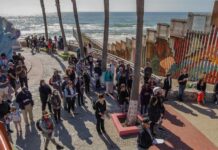 Activistas de México y Estados Unidos se reunieron este Viernes Santo en el muro fronterizo de las playas de Tijuana, para realizar un viacrucis en forma de protesta para señalar las repercusiones que traerán consigo el reemplazo de la valla divisoria que realiza el gobierno estadounidense.