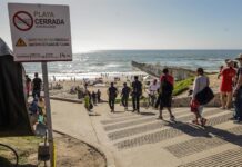 Visitantes disfrutan de la playa pese a las restricciones por la alta contaminación (2)