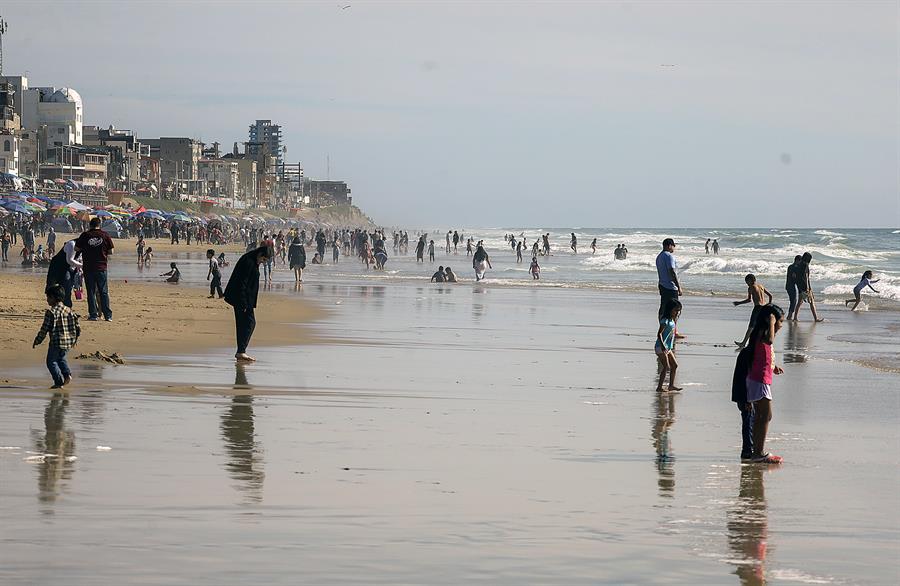Visitantes disfrutan de la playa pese a las restricciones por la alta contaminación (3) Visitantes disfrutan de la playa pese a las restricciones por la alta contaminación (3)