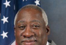 Un legislador de Florida llama mutantes, demonios e impíos a los transexuales Webster Barnaby.