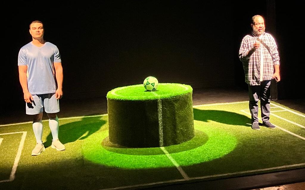 William Perez y Josean Ortiz El pasado domingo, 2 de abril, pude disfrutar El gol de Alex del dramaturgo español Antonio Hernández Centeno, gracias al actor y dramaturgo dominicano Juan Pujols, quien me informó de la obra, presentada en el agradable e intimo teatro del Julia de Burgos Performance & Arts Center, ubicado en el 1680 Lexington Avenue.