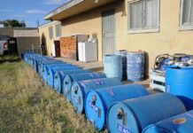 algunos de los barriles de agua que la organización Fronteras Compasivas, coloca para los inmigrantes en el desierto