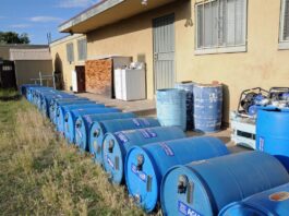 algunos de los barriles de agua que la organización Fronteras Compasivas, coloca para los inmigrantes en el desierto