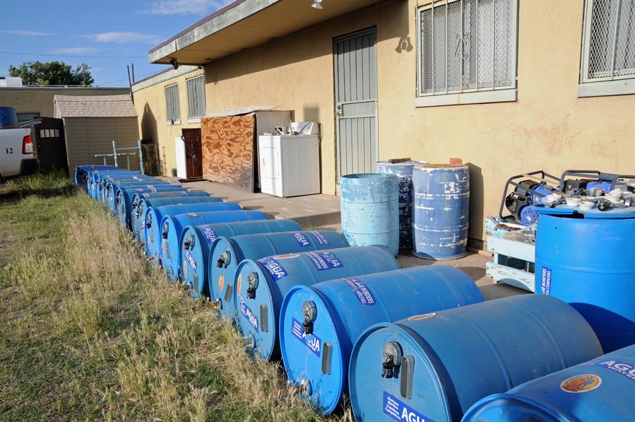 algunos de los barriles de agua que la organización Fronteras Compasivas, coloca para los inmigrantes en el desierto