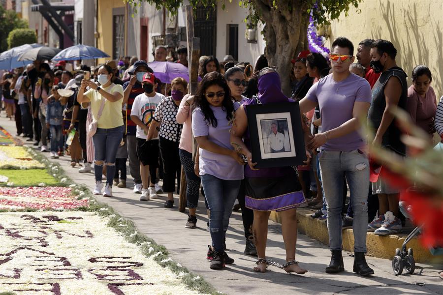 devotos participan en la procesión de los engrillados este Viernes Santo (1)