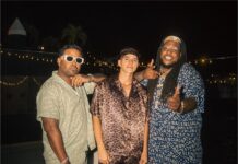 dúo Zion & Lennox mientras posan con el músico Maeso