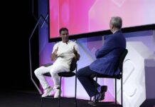 expresidente de Google, Eric Schmidt (d), durante una charla con el alcalde de Miami, Francis Suárez,