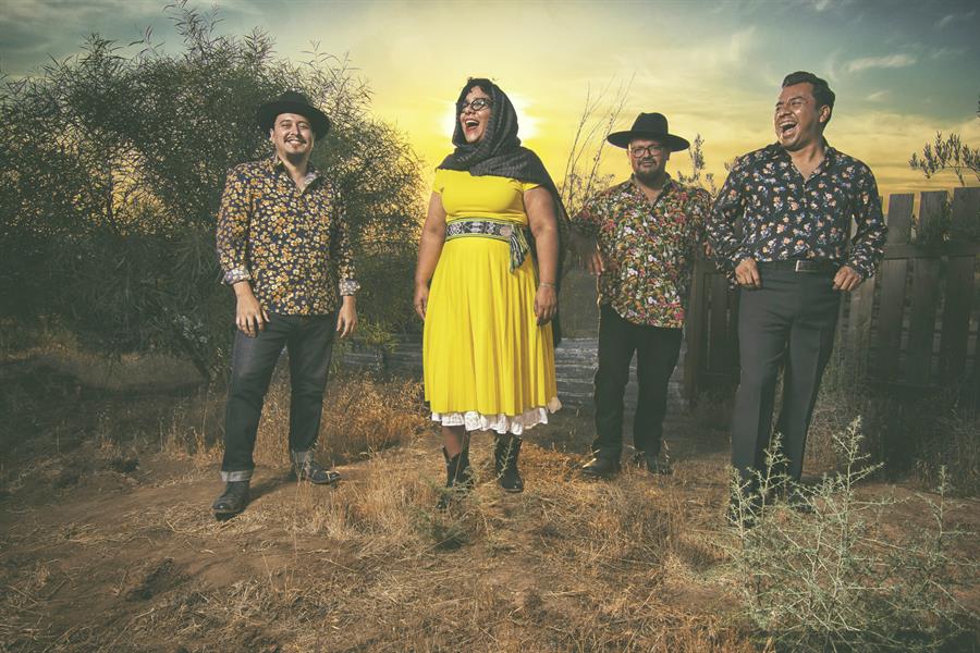 integrantes de la banda La Santa Cecilia. integrantes de la banda La Santa Cecilia.