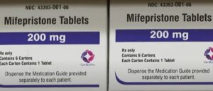 Más de 250 ejecutivos de empresas farmacéuticas y biotecnológicas denunciaron este lunes en una carta abierta la reciente orden de un juez federal de Estados Unidos para anular la aprobación de la píldora abortiva mifespristona a nivel nacional.