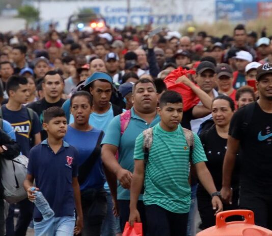 Centenar de migrantes escapan de centro migratorio en sureste de México migrantes en caravana
