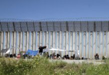 Campamento migrante entre muros de EE.UU. y México refleja creciente crisis