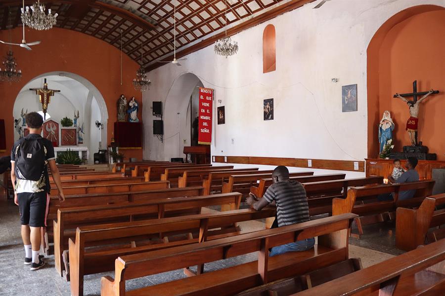 parroquia de San Agust&iacute;n, en la que a su alrededor permanecen migrantes (1)
