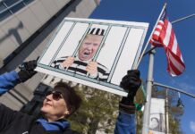 Defensa de Trump ataca credibilidad de la mujer que lo denuncia por violación protesta Trump