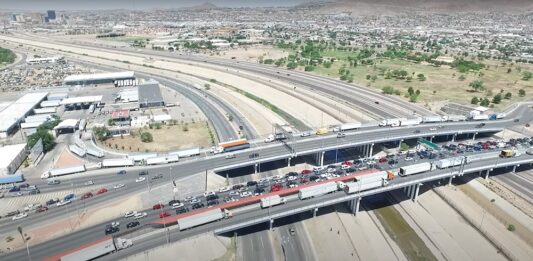 La crisis migratoria ha originado retrasos en el transporte de carga en la fronteriza Ciudad Juárez, debido al cierre indefinido del puente Córdova-Américas, que conecta al norteño estado mexicano de Chihuahua con El Paso, Texas, en Estados Unidos.