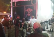 Autoridades mexicanas interceptaron a 174 migrantes, 28 de ellos menores de edad, de origen centroamericano, suramericano y asiático, quienes viajaban en condiciones de hacinamiento dentro de un tractocamión en el suroriental estado de Chiapas. Foto Instituto Nacional de Migración