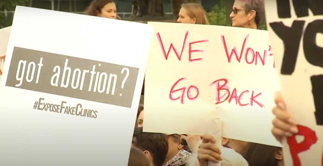 Aborto 10 Una organización de salud pagó por colocar una valla publicitaria junto al Aeropuerto Internacional de Orlando con un aviso a los recién llegados a Florida sobre los ataques a los derechos reproductivos por parte del gobernador de este estado, Ron DeSantis.