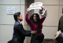 Activistas interrumpen charla de Guaidó