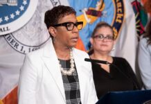Consejo de Nueva York aprueba medidas para dar más espacio en los refugios a los migrantes Adrienne Adams.