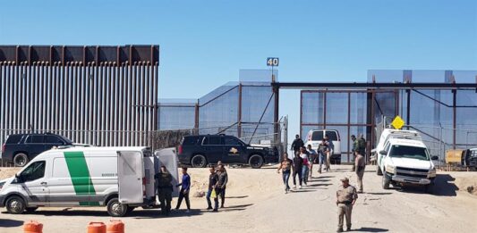 La Patrulla Fronteriza ha detenido este jueves a cientos de refugiados que se agolpaban en al menos dos puertas de la valla fronteriza entre México y Estados Unidos.