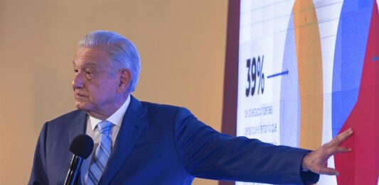 El presidente de México, Andrés Manuel López Obrador, lamentó este jueves el asesinato de Teresa Magueyal, madre buscadora de desaparecidos en Guanajuato, aunque atribuyó su muerte a la "herencia" de los gobiernos del pasado.
