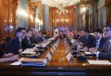 Andrés Manuel López Obrador (c) durante una reunión conjunta sobre el tema migratorio con diplomáticos y altos funcionarios estadounidenses