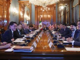 Andrés Manuel López Obrador (c) durante una reunión conjunta sobre el tema migratorio con diplomáticos y altos funcionarios estadounidenses