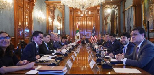 Andrés Manuel López Obrador (c) durante una reunión conjunta sobre el tema migratorio con diplomáticos y altos funcionarios estadounidenses
