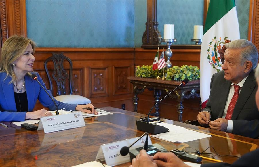 Andr&eacute;s Manuel L&oacute;pez Obrador, y la asesora de la Casa Blanca para Seguridad Nacional, Elizabeth Sherwood-Randall, durante una reuni&oacute;n de trabajo