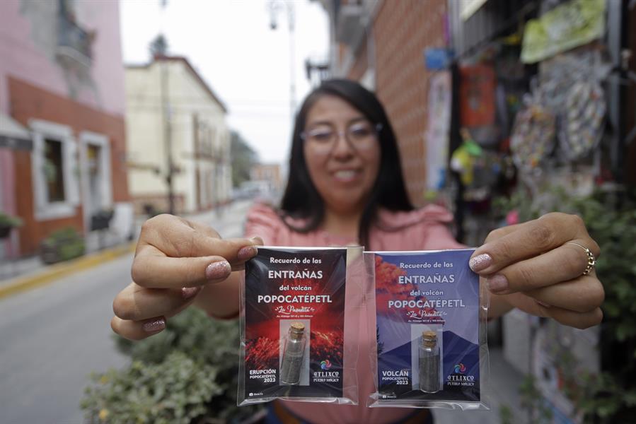 Artesanos del centro de México volcán Popocatépetl 2 Popocatépetl ha impulsado el ingenio de los artesanos del municipio de Atlixco, en el estado de Puebla, centro de México, quienes vieron en la ceniza una oportunidad para generar un beneficio económico y ahora su comercializan en pequeños frascos.