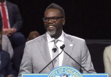 El progresista Brandon Johnson se convirtió este lunes en el 57º. Alcalde de Chicago, con una herencia de graves problemas para resolver, entre ellos la llegada masiva de solicitantes de asilo a la tercera ciudad más populosa del país.