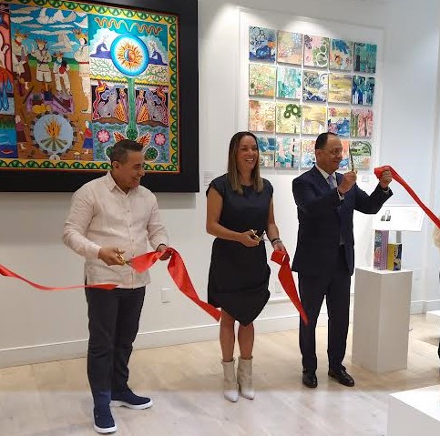 El tradicional corte de la cinta, que simboliza la inauguraci&oacute;n oficial, fue encabezado por el c&oacute;nsul general de M&eacute;xico en Nueva York, Hon. Jorge Islas, al extremo derecho de la foto, al centro la artista Mariana de la Fuente y junto a ella, a la izquierda, Juan Carlos Garc&iacute;a, copropietario de Nahualli.