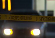Una persona murió este miércoles y al menos tres resultaron heridas tras un tiroteo en la ciudad de Atlanta, producido en un edificio de oficinas, cuyo autor todavía no ha sido detenido, informó la Policía local.