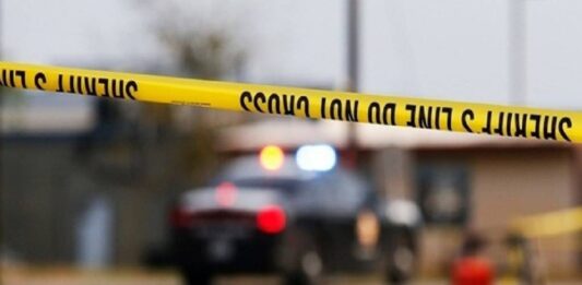 Las autoridades del condado de Broward, en el sur de Florida, investigan un tiroteo ocurrido la noche del viernes que dejó un muerto y dos heridos, informan este sábado medios locales.