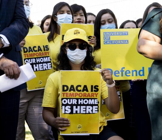 Más de una cuarta parte de los indocumentados amparados por DACA no tiene seguro médico En Estados Unidos hay más de 580.000 adultos amparados de deportación por el programa de Acción Diferida para los Llegados en la Infancia (DACA) y el 27 % de ellos carece de un seguro de salud, según una investigación difundida este viernes por el National Immigration Law Center (NILC).