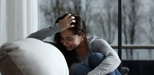 1. Entre los principales factores de riesgo están la depresión o ansiedad, un mínimo o ningún sentido de conexión familiar, el proceso de aculturación, por el cual los individuos adquieren la cultura de una nueva sociedad a temprana edad.