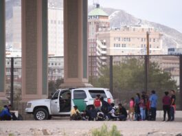La madre de una niña migrante que murió bajo la custodia de las autoridades migratorias del país la semana pasada buscó asistencia médica para su hija al menos tres veces el mismo día en que la menor falleció, indicó la Oficina de Aduanas y Protección Fronteriza (CBP), que investiga el caso.