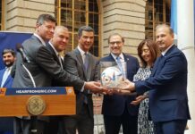 La ciudad de Nueva York proclamó hoy el Día del Legado Argentino en cada 24 de mayo futuro, en una ceremonia celebrada en el corazón financiero de la ciudad donde no faltó la bandera albiceleste, una pareja de bailarines de tango, degustación de yerba mate y hasta una pelota firmada por Leo Messi.