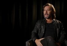 El cantautor argentino Diego Torres publicó este jueves el sencillo "Parece Mentira", una balada que apunta a convertirse en "nuevo himno para el fin del amor", como señaló la discográfica Sony Music Latin.