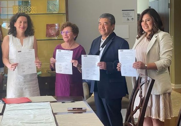 Durante la firma del convenio entre Fuerza Migrante y Rutgers University: el Dr. Lucero, Nancy Cantor, como testigos la c&oacute;nsul Mariana D&iacute;az Nagore, titular del Consulado General de M&eacute;xico en Nueva Jersey y la diputada estatal de Puebla, Laura Zapata.