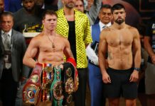 El boxeador mexicano Saul Canelo Álvarez (i) junto al ingles John Ryder (d) posan durante la ceremonia de pesaje
