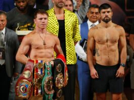 El boxeador mexicano Saul Canelo Álvarez (i) junto al ingles John Ryder (d) posan durante la ceremonia de pesaje
