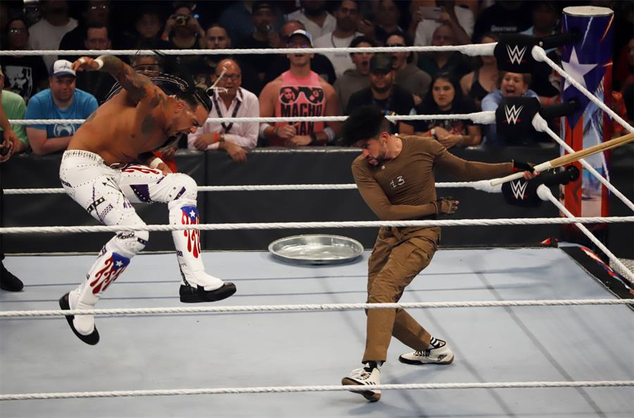 El cantante Bad Bunny se presenta en una pelea de la WWE Backlash 2023 contra su compatriota Damian Priest (1)